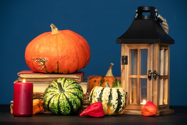 Diverse zucche sul tavolo contro la parete durante Halloween