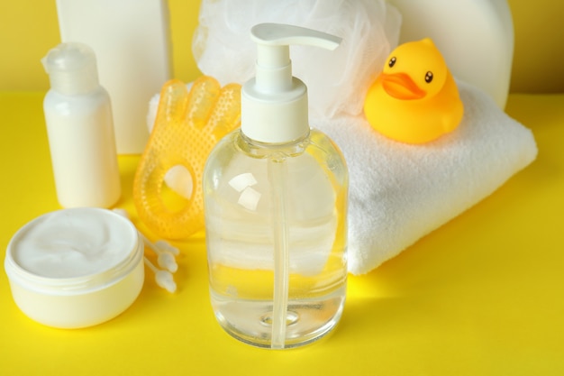 Diversi accessori per l'igiene del bambino in giallo