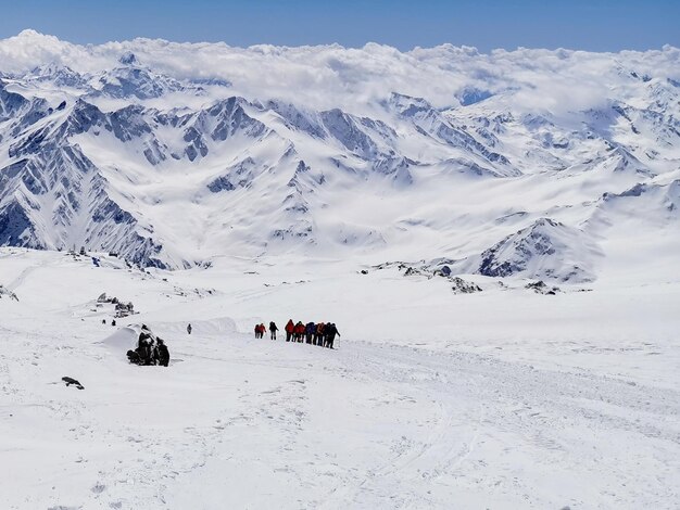 Diversi alpinisti salgono sull'alta quota del Monte Elbrus L'inverno è molta neve Bella vista