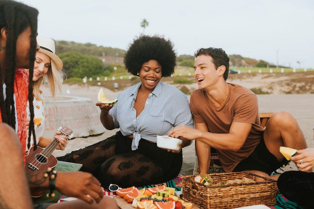 Diversi amici che godono di una festa in spiaggia