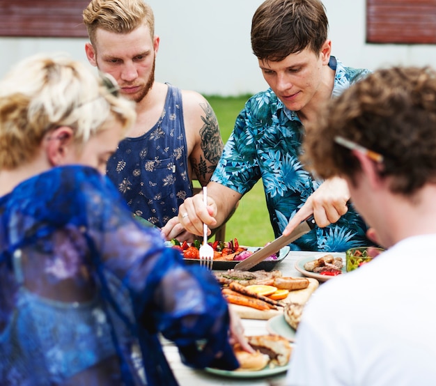 Diversi amici che si riuniscono a mangiare insieme