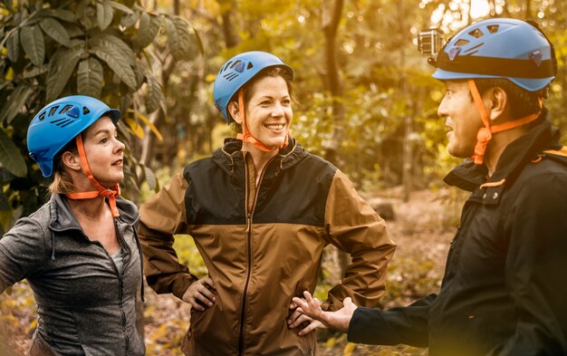 Diversi amici trekking nella foresta insieme