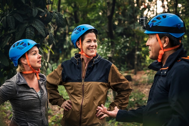 Diversi amici trekking nella foresta insieme