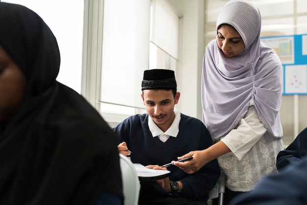 Diversi bambini musulmani che studiano in classe