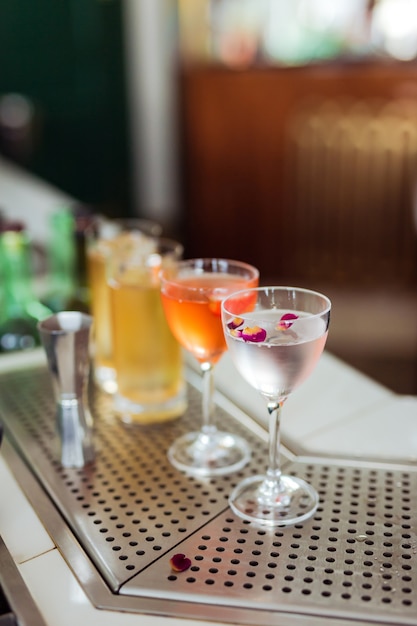 Diversi bei cocktail in nick e nora e bicchieri highball al bar