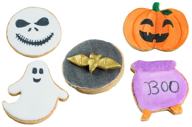 Diversi biscotti burrosi decorati con uno sfondo bianco a tema halloween