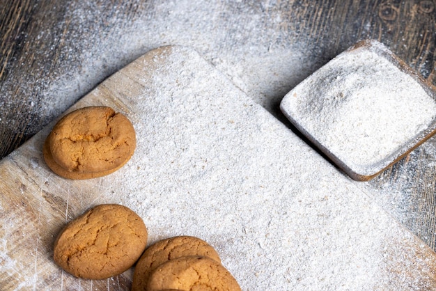 Diversi biscotti leggeri rotondi dopo la cottura