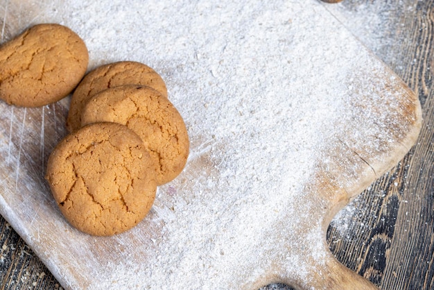 Diversi biscotti leggeri rotondi dopo la cottura