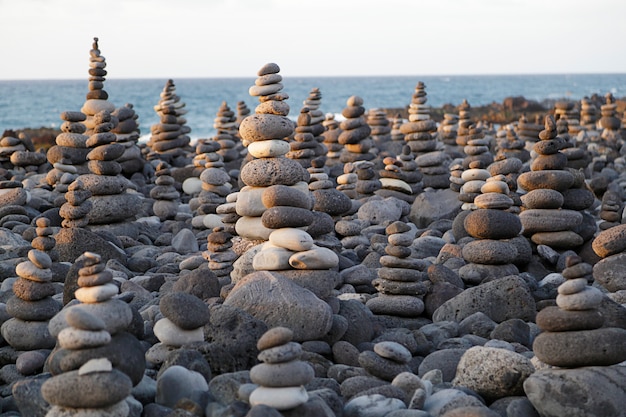 Diversi ciottoli accatastati in una spiaggia