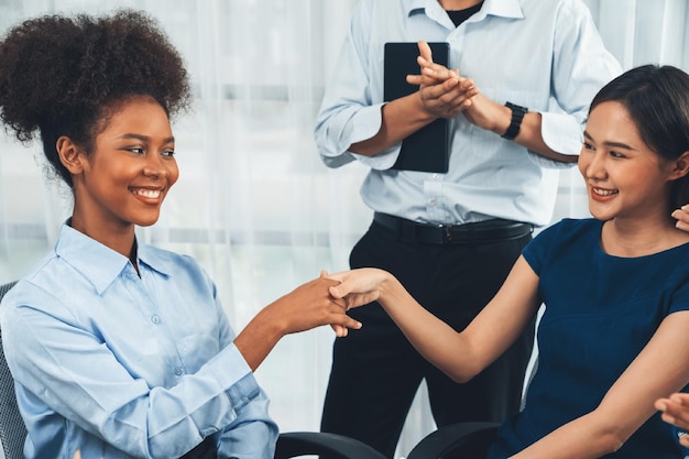 Diversi colleghi celebrano il successo con la stretta di mano Concord