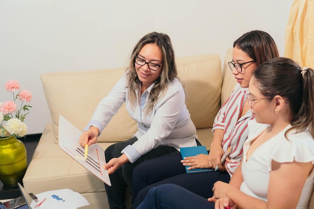 Diversi colleghi seduti in una sessione di formazione seminario in ufficio