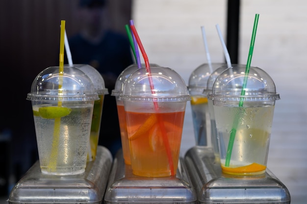 Diversi colori di acqua fredda in un bicchiere di plastica