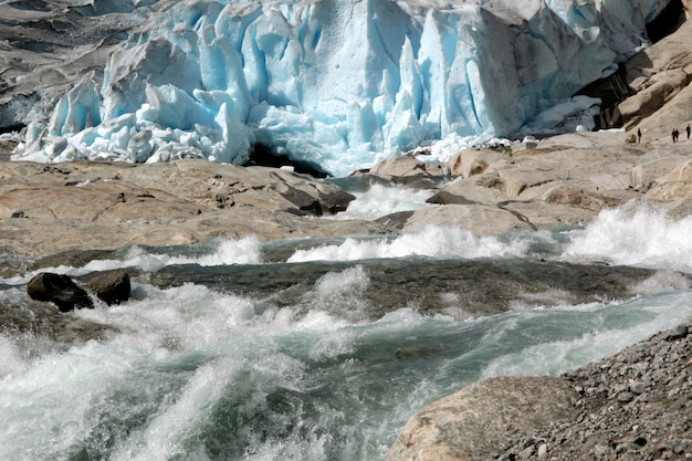 Diversi colori di un paesaggio norvegese