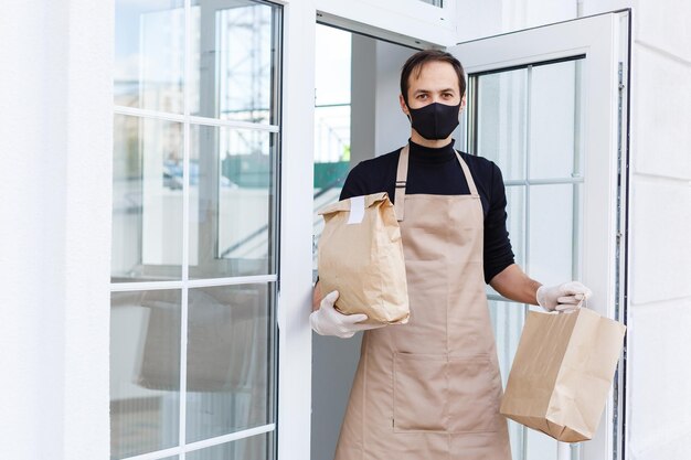 Diversi contenitori di carta per cibo da asporto. Il fattorino sta trasportando