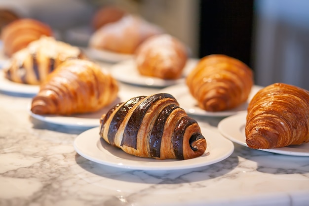 Diversi croissant vengono posizionati sul tavolo di marmo prima di servire, chiudere il fuoco selettivo