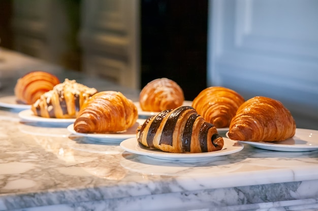 Diversi croissant vengono posti sul tavolo di marmo prima di servire