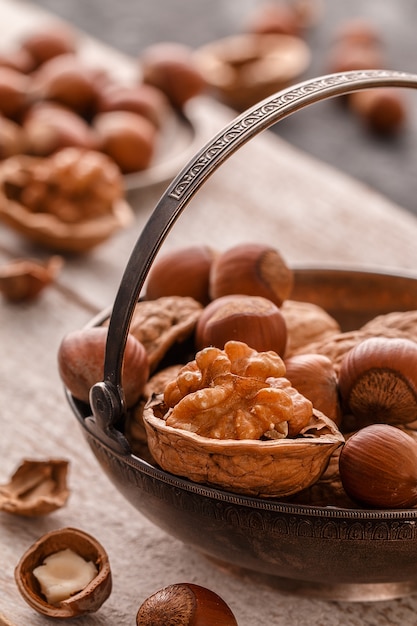 Diversi dadi sul tavolo di pietra scura. nocciola, noci