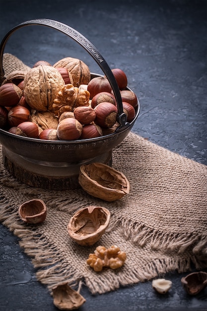 Diversi dadi sul tavolo di pietra scura. nocciola, noci