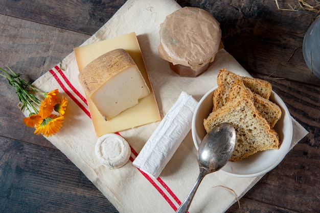 Diversi deliziosi formaggi francesi, prodotti lattiero-caseari