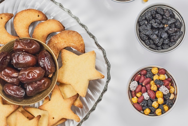 Diversi dolci e biscotti su un tavolo