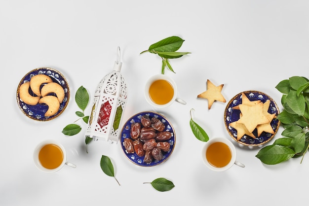 Diversi dolci e biscotti su un tavolo