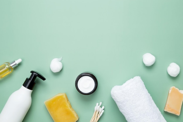 Diversi flaconi e contenitori per la cosmetica Prodotti da bagno nel bagno spa siero sapone naturale