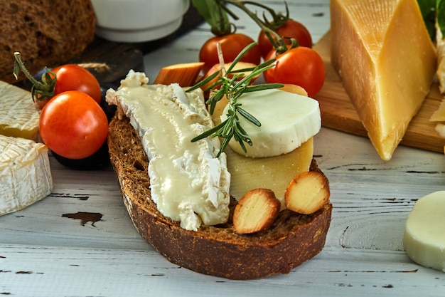 Diversi formaggi sul tavolo