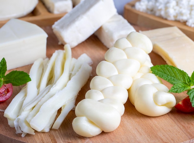 Diversi formaggi tradizionali a maglia e formaggio cecil concetto di delicatessen turco