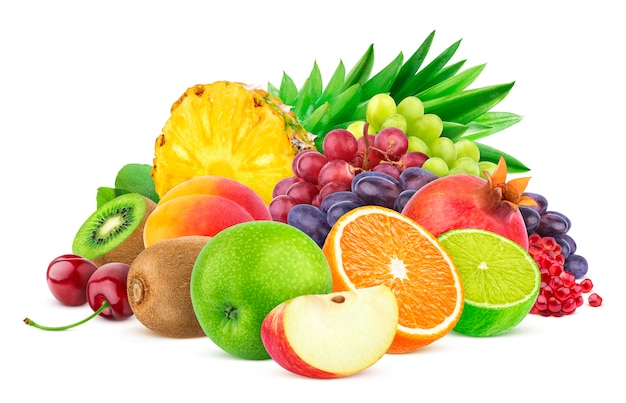 Diversi frutti e bacche isolati su bianco