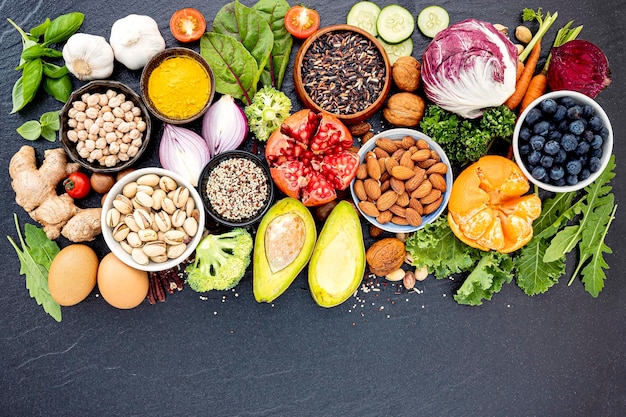 Diversi frutti in contenitore