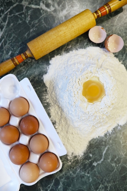 Diversi ingredienti per la preparazione di prodotti a base di farina sul tavolo della cucina