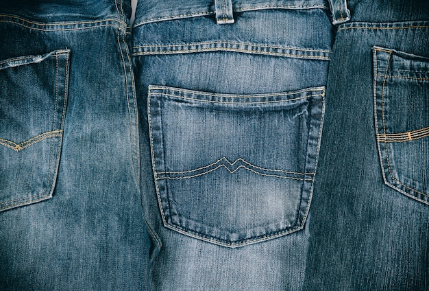 Diversi jeans classici blu piegati in fila