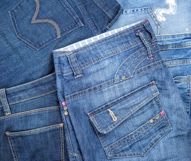 Diversi jeans classici blu