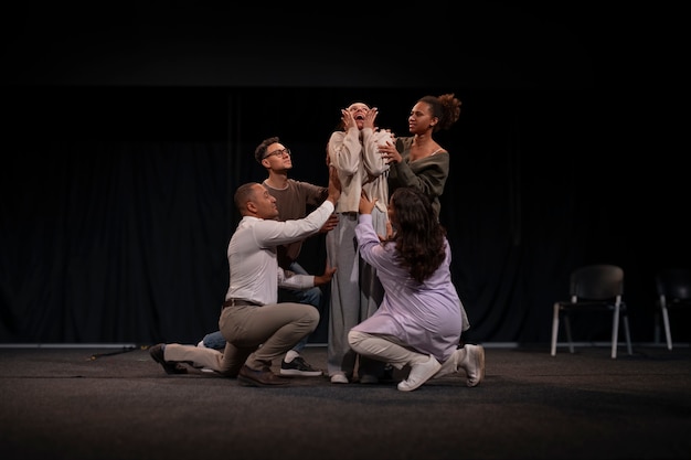 Diversi momenti della lezione di teatro