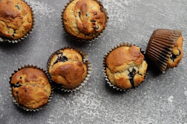 Diversi muffin ai mirtilli visti dall'alto