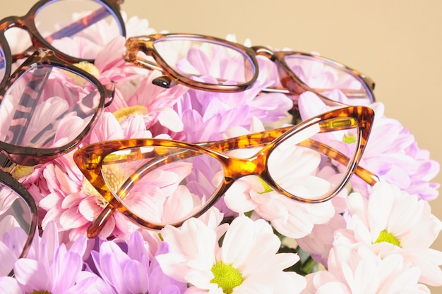 Diversi occhiali da vista moderni alla moda su fiori occhiali da vista alla moda