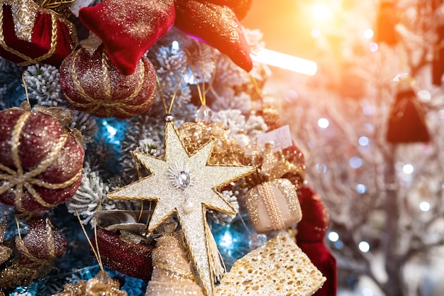 Diversi oggetti giocattolo appesi a un albero di natale decorato