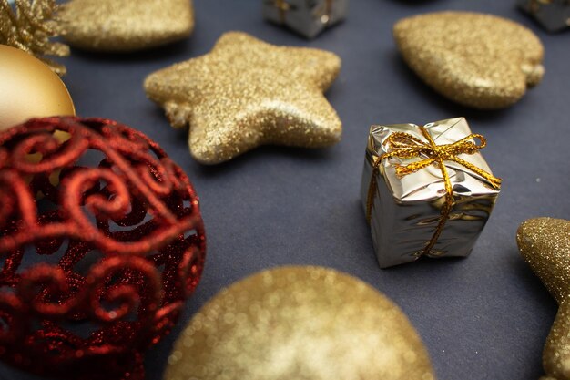 Diversi ornamenti di Natale d'oro su sfondo blu