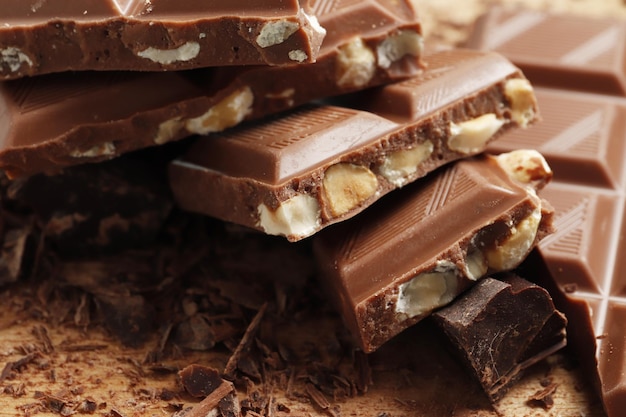 Diversi pezzi di cioccolato fondente primo piano. Vista dall'alto. Posto per il testo.