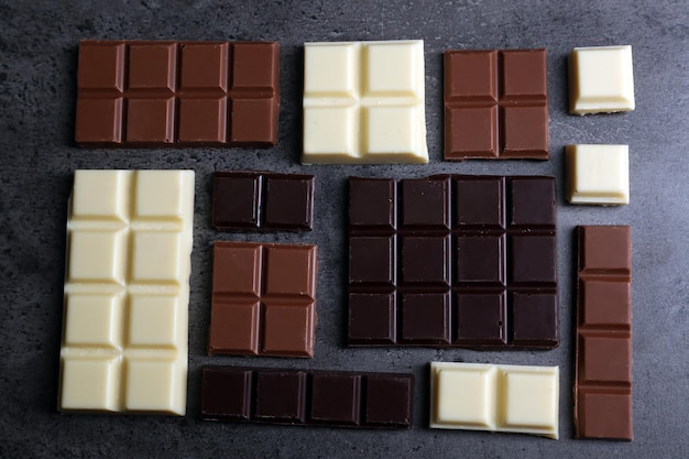 Diversi pezzi di cioccolato su uno sfondo grigio