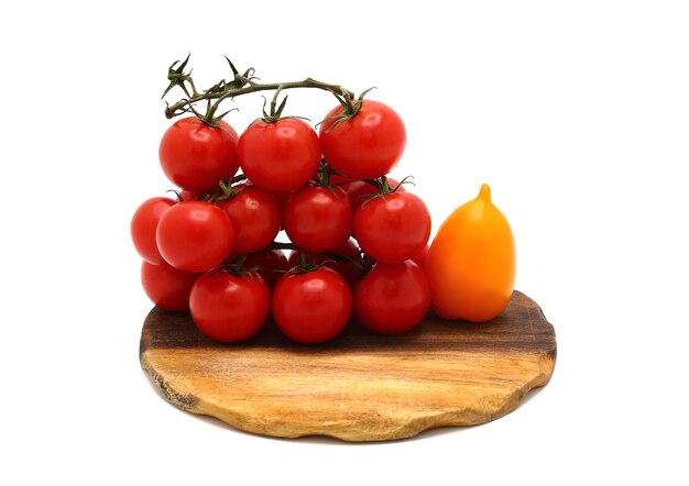 Diversi pomodori maturi rossi e gialli su un tagliere su uno sfondo chiaro. Prodotto naturale. Colore naturale. Avvicinamento.