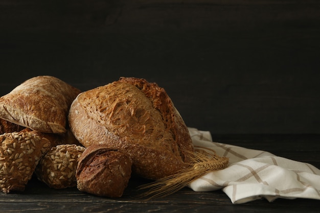 Diversi prodotti da forno freschi su legno