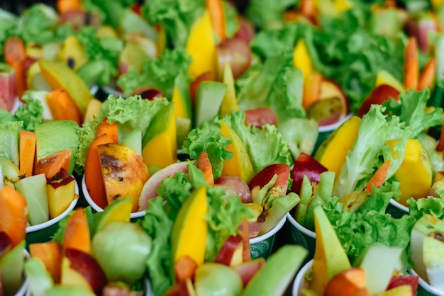 Diversi snack di frutta e verdura per animali nello zoo