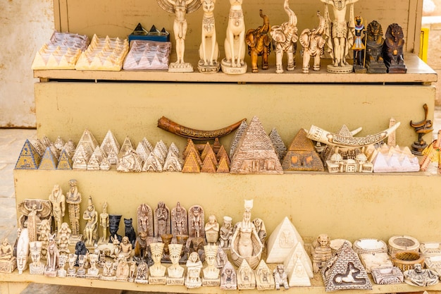 Diversi souvenir egiziani in vendita in un negozio di strada