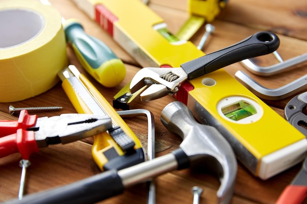 diversi strumenti di lavoro su tavole di legno sfondo