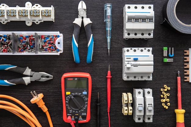 Diversi strumenti elettrici su fondo in legno piatto laici