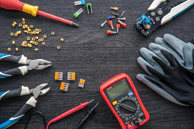 Diversi strumenti elettrici su fondo in legno piatto laici