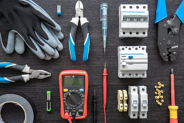 Diversi strumenti elettrici su fondo in legno piatto laici