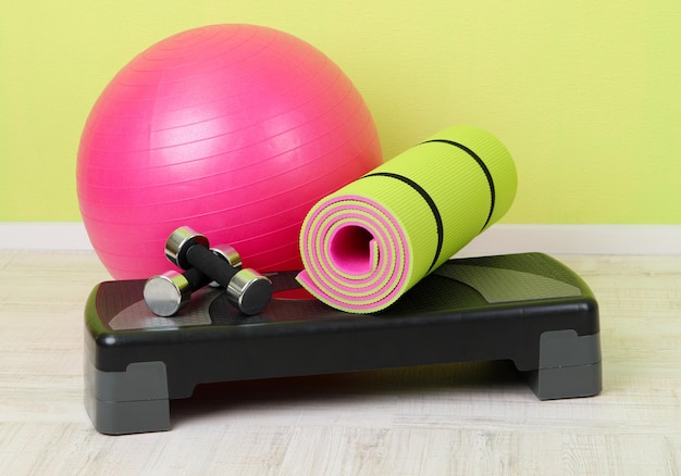 Diversi strumenti per il fitness in camera