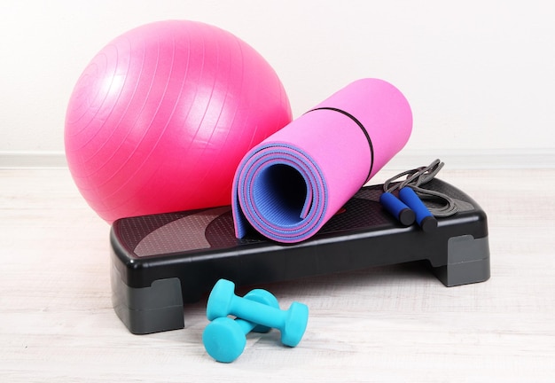 Diversi strumenti per il fitness in camera